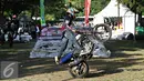 Aksi freestyle motor pada event Otobursa Tumplek Blek 2016 di Jakarta, (28/5). Pameran otomotif outdoor terbesar di Asia Tenggara yang mengusung tema 'Otomotif Delight' tersebut berlangsung pada 28-29 Mei 2016. (Liputan6.com/Immanuel Antonius)