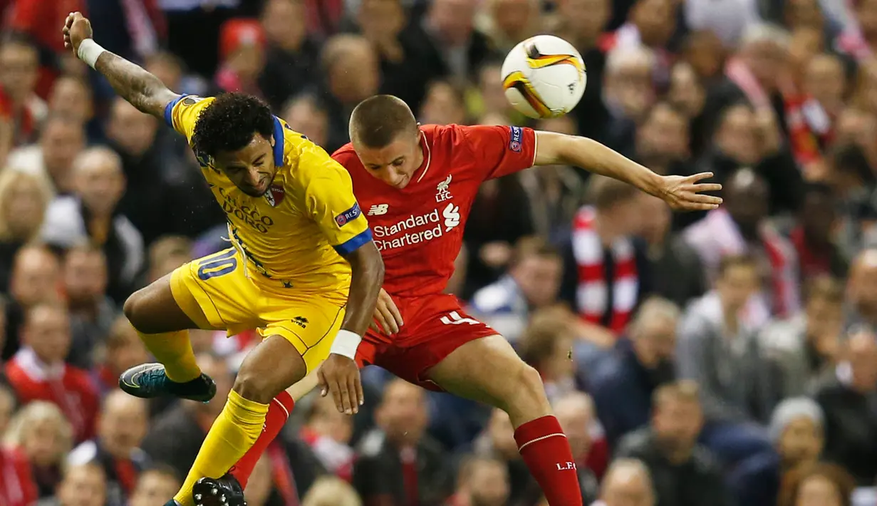 Gelandang Sion, Carlitos (kiri) berebut bola udara dengan gelandang Liverpool, Jordan Rossiter pada Liga Europa di Stadion Anfield, Jumat (2/10/2015). Liverpool bermain imbang dengan Sion dengan skor 1-1. (Reuters/Phil Noble)