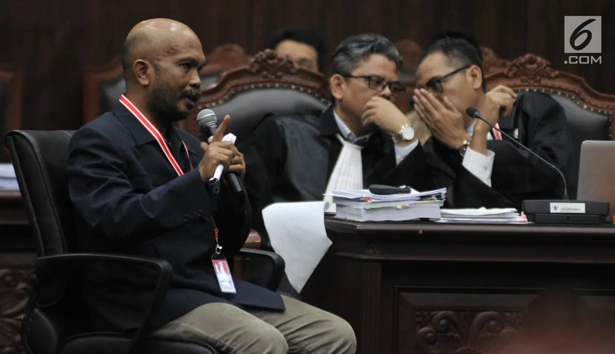 Saksi fakta Pemohon, Idham Amiruddin memberikan kesaksian dalam sidang lanjutan sengketa Pilpres 2019 di Mahkamah Konstitusi, Jakarta, Rabu (19/6/2019). Kuasa hukum Pemohon menghadirkan 15 saksi fakta dan 2 saksi ahli pada sidang lanjutan sengketa Pilpres 2019. (merdeka.com/Iqbal S. Nugroho)