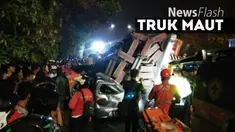   Sebuah truk bermuatan besi terguling di KM 21 Jalan Raya Bekasi, Rabu malam, 7 September 2016. Muatan truk itu menimpa dua mobil dan sebuah sepeda motor