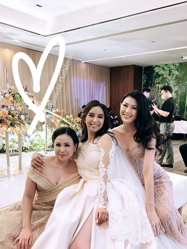 Clairine Clay Istri Joshua Suherman kenakan gaun putih di pernikahannya