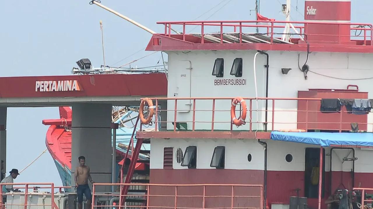 FOTO: Penampakan SPBU Terapung Pertamina di Perairan Jakarta yang Kembali Sediakan BBM Subsidi untuk Kapal-Kapal Nelayan