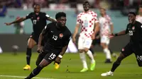 Pemain Timnas Kanada, Alphonso Davies melakukan selebrasi usai mencetak gol ke gawang Timnas Kroasia dalam laga matchday kedua Grup F Piala Dunia 2022 di Khalifa International Stadium, Doha, Qatar, Minggu (27/11/2022) malam WIB. (AP/Thanassis Stavrakis)