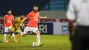 Namun, Marco Motta yang jadi eksekutor menyia-nyiakan kesempatan tersebut setelah bola hasil tembakannya melayang tinggi di atas gawang Barito Putera. (Bola.com/Bagaskara Lazuardi)