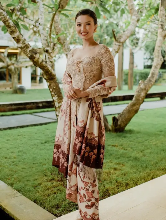 Tak kalah memesona, potret Raline Shah memadukan kebaya dengan kain batik. Kebaya kutubaru berwarna kuning keemasan disempurnakan dengan kain batik serasi sebagai bawahan dan selendang, dipermanis dengan bros emas yang disematkan di bagian tengah dadanya. [Foto: Instagram/ralineshah]
