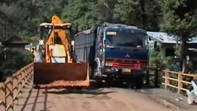 Bukit Longsor Sebabkan Jalan Putus