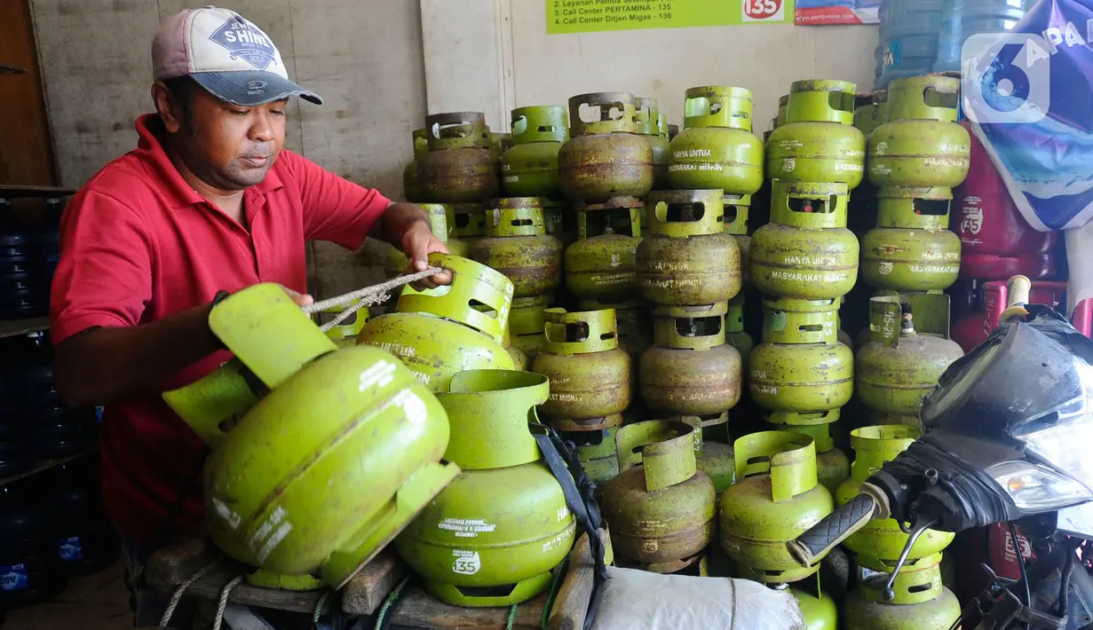 Pekerja menyusun Gas 3 kilo di Pangkalan Elpiji 3 kilo di Jalan Munawarman, Ciputat, Tangerang Selatan, Banten, Senin (16/1/2023). Sejumlah pekerja pangkalan elpiji belum mengetahui uji coba pembelian elpiji subsidi menggunakan KTP. Sejauh ini, Kementerian ESDM bersama Pertamina masih melakukan uji coba pembelian elpiji 3 kg dengan menunjukkan KTP di lima kecamatan, yakni Cipondoh di Kota Tangerang, Ciputat di Tangerang Selatan, Ngaliyan di Semarang, Batu Ampar di Batam, dan Kecamatan Mataram di Mataram. (merdeka.com/Arie Basuki)