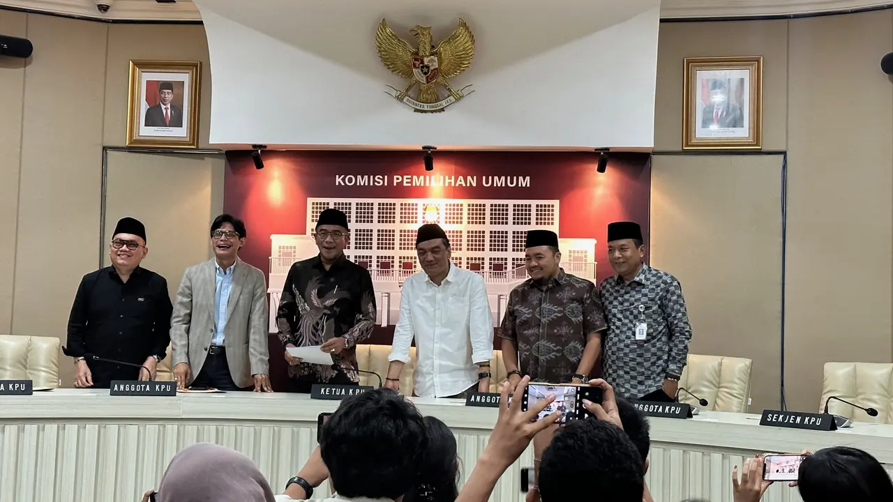 Ketua Komisi Pemilihan Umum (KPU) Hasyim Asyari dan jajarannya di gedung KPU RI, Jakarta Pusat, Jumat (5/1/2024). (Liputan6.com/Nanda Perdana Putra)