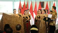 Presiden Jokowi menghadiahi sepeda kepada sembilan penari Ambabar Batik yang pentas di Hari Batik Nasional 2019 di Pura Mangkunegaran, Solo, Rabu (2/10).(Liputan6.com/Fajar Abrori)