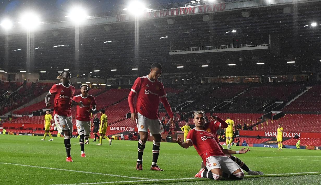 Manchester United memiliki rekor kandang yang sama dengan West Ham United. Pasukan Ralf Rangnick berhasil meraih 27 poin dari 15 laga di Old Trafford. Catatan ini sebenarnya tidak terlalu bagus untuk klub sekelas Setan Merah. (AFP/Paul Ellis)