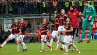 Pemain AC Milan merayakan kemenangan atas tamunya, Sampdoria dalam lanjutan pertandingan Serie A di San Siro, Minggu (18/2). AC Milan menundukkan tamunya Sampdoria dengan skor tipis 1-0. (AP/Antonio Calanni)