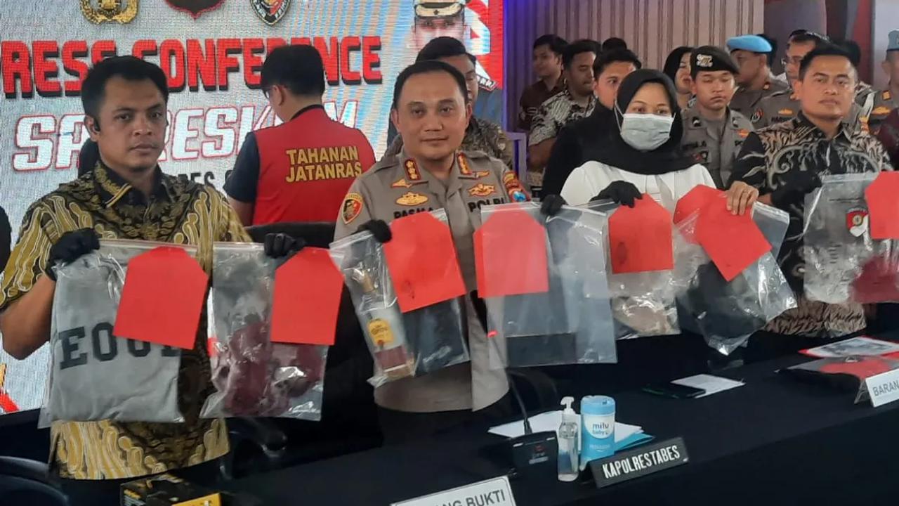 Di sisi lain, pelaku Ronald dikenal sebagai sosok yang hobi kuliner dan travelling.<br>