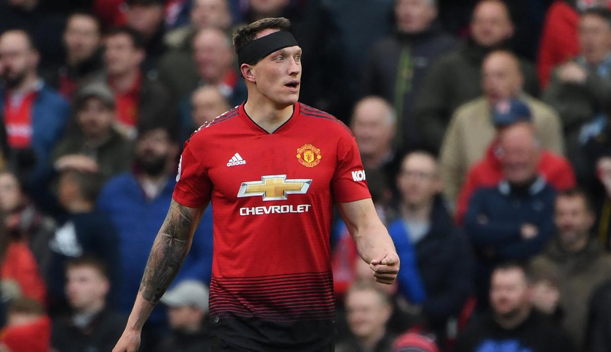 Phil Jones. Di samping kalah bersaing dengan bek lain di skuat Manchester United, pemain asli Inggris ini juga rentan dibelit cedera. Imbasnya, musim ini ia sama sekali belum pernah turun memperkuat Setan Merah. Kabarnya West Ham dan WBA siap untuk merekrutnya musim depan. (AFP/Paul Ellis)