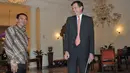 Gubernur DKI, Basuki T Purnama (kiri) berbincang dengan duta besar Amerika untuk Indonesia Robert O. Blake, Jr, Jakarta, Senin (8/6/2015). Salah satu kewajiban yang diminta Pemda DKI adalah pembangunan marka jalan dan taman. (Liputan6.com/Herman Zakharia)