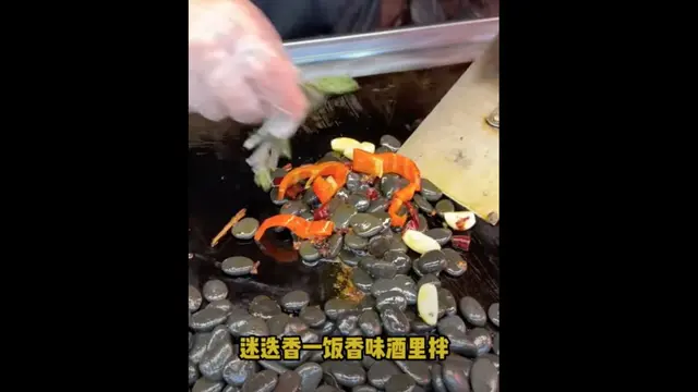 Rasa sausnya memiliki rasa amis yang berbeda, hidangan batu tumis ini dijual seharga Rp33 ribu.