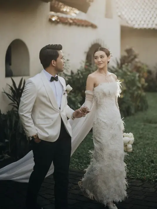 Gaya rambut Aaliyah ditata sleek, menghadirkan kesan yang begitu modern. [Foto: Instagram/ Aaliyah Massaid]