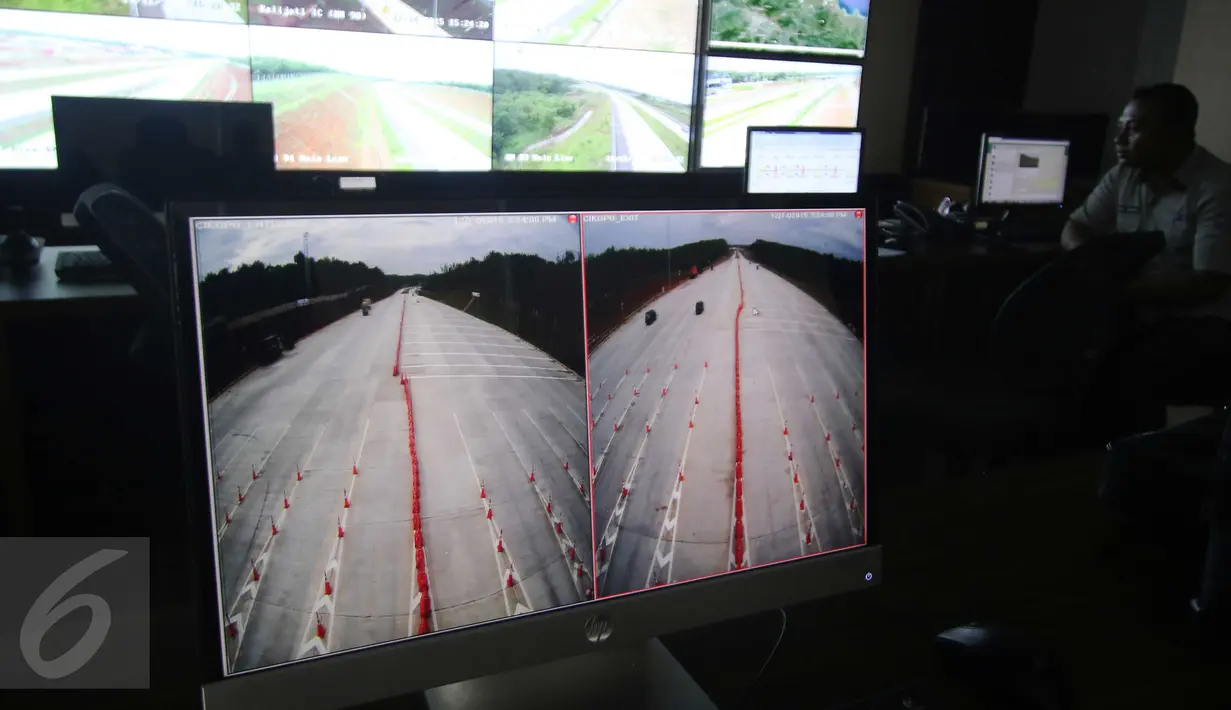Traffic Monitoring Center (TMC) Tol Cikopo-Palimanan di Kantor Operasional LMS Subang, Jabar, Senin (14/12/2015). Sebanyak 24 CCTV tersebar di ruas tol Cipali sepanjang 116,75 Km. (Liputan6.com/Angga Yuniar)