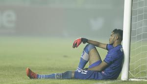 Kiper Semen Padang, Rendy Oscario, tampak lesu usai ditaklukkan PSS Sleman pada laga Liga 2 di Stadion Pakansari, Jawa Barat, Selasa (4/12). PSS menang 2-0 atas Semen Padang. (Bola.com/M. Iqbal Ichsan)