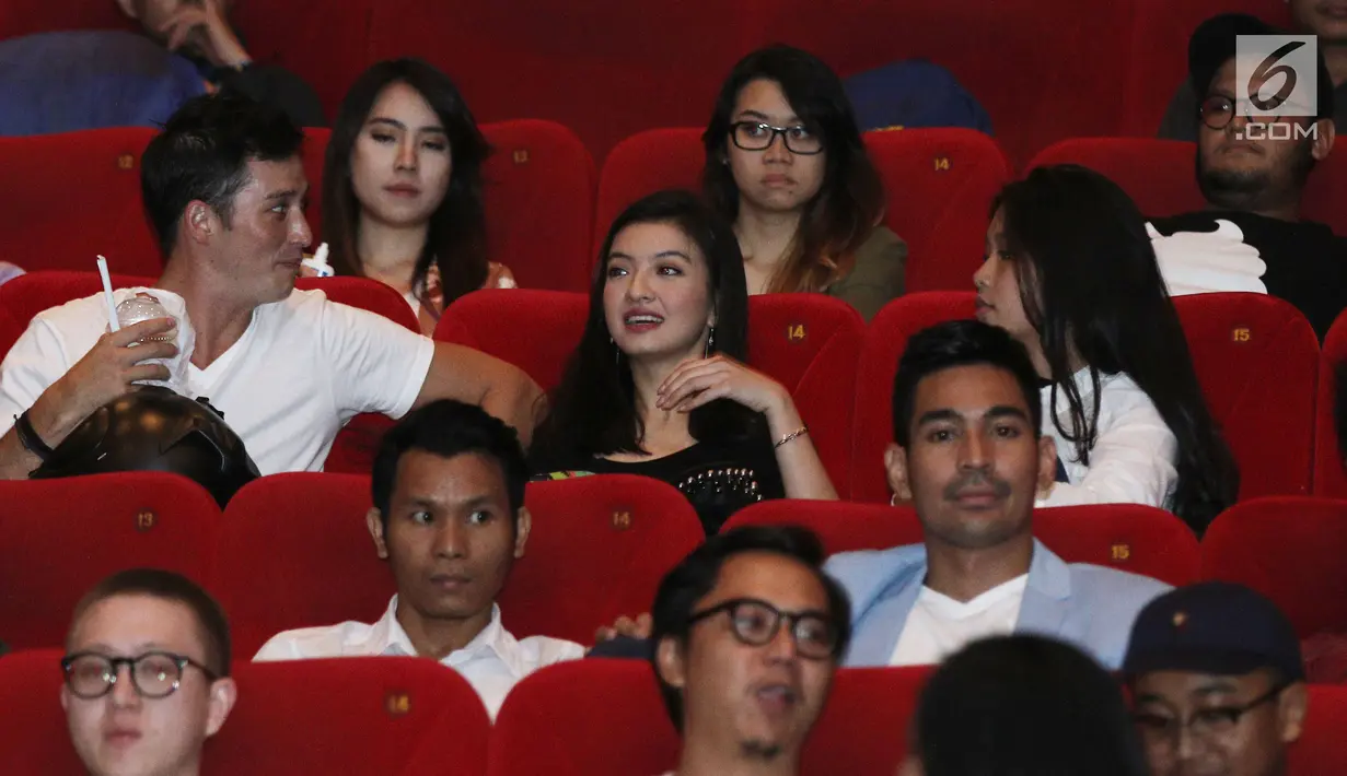 Aktor Mike Lewis berbincang dengan Raline Shah saat menunggu nobar film Spiderman: Homecoming di Gandaria City, Selasa (4/7). (Liputan6.com/Herman Zakharia)
