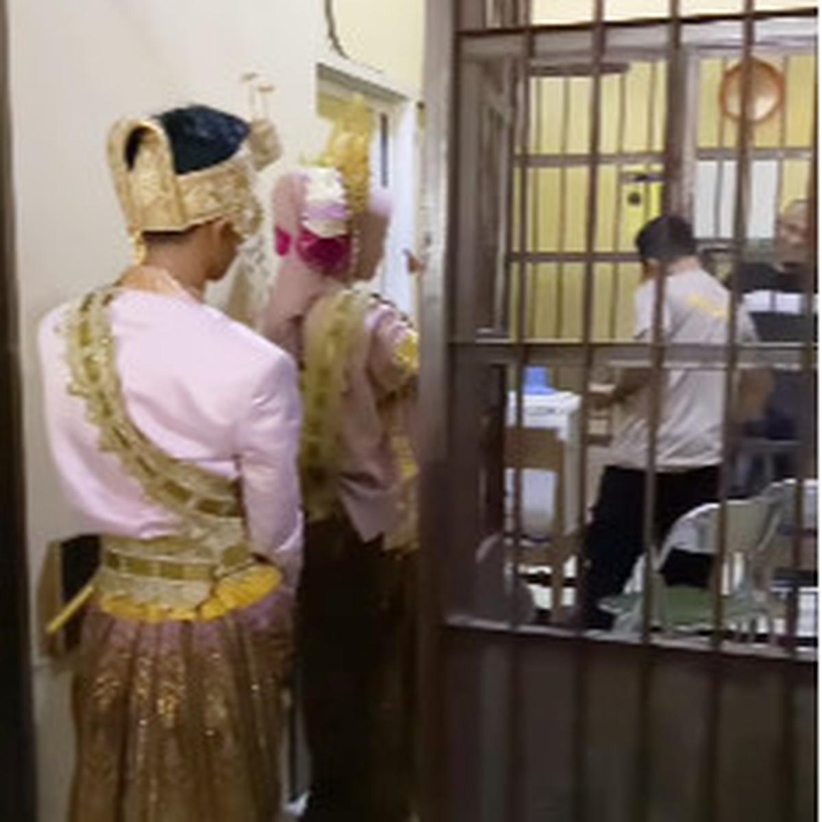 Momen Haru Gadis Cantik Berbaju Pengantin Bareng Calon Suami Datangi Ayah di Penjara Minta Restu