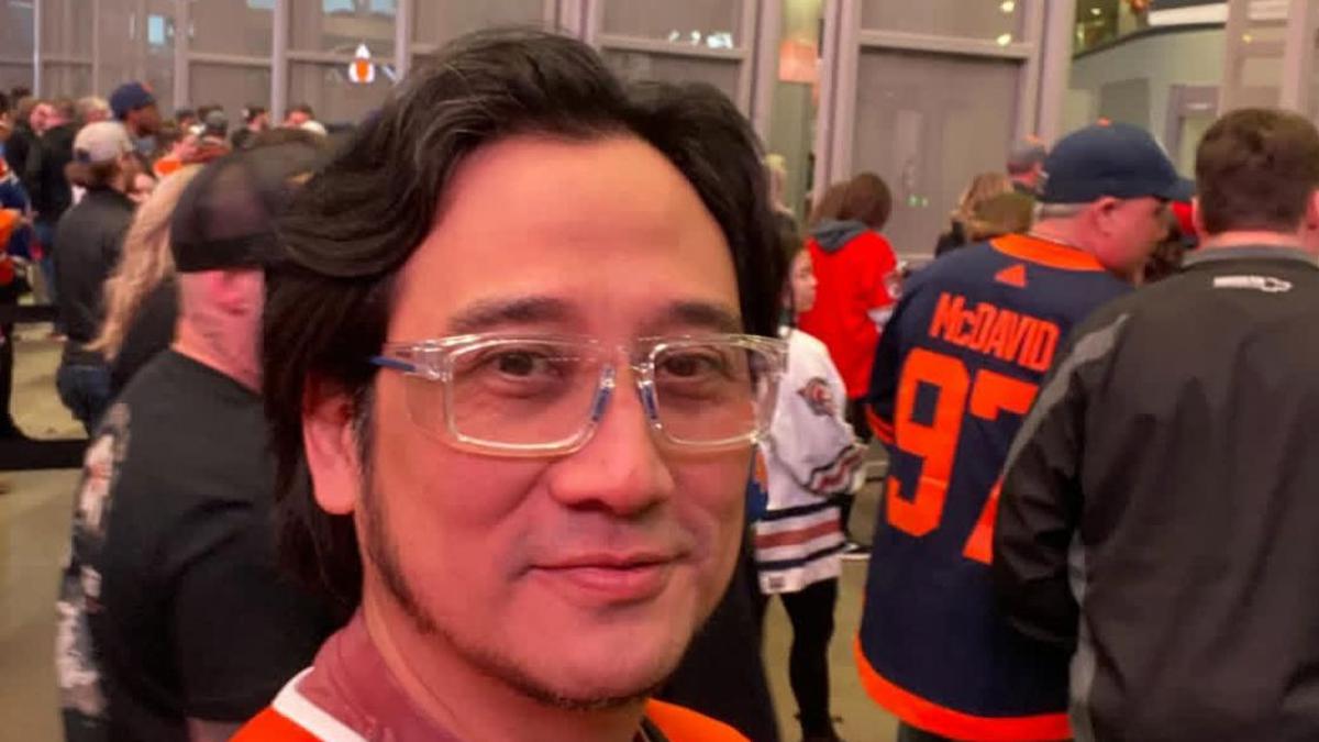 Potret Tengku Firmansyah di Rogers Stadium, Dukung Langsung Edmonton Oilers