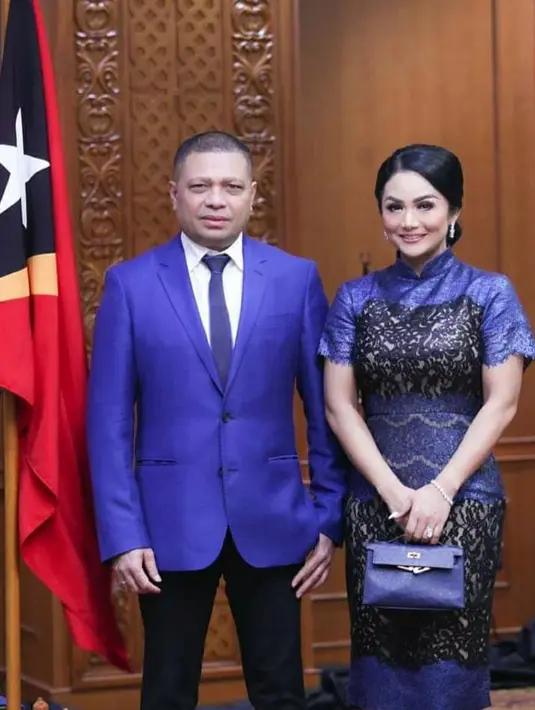 Menjalin hubungan jarak jauh, Krisdayanti mencoba untuk selalu harmonis dengan Raul. Salah satu cara yang dilakukannya adalah dengan rutin berkomunikasi. (Instagram/raullemos06)