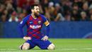Kapten Barcelona, Lionel Messi, tersenyum saat gagal mencetak gol ke gawang Slavia Praha pada laga Liga Champions 2019 di Stadion Camp Nou, Selasa (5/11). Kedua tim bermain imbang 0-0. (AP/Joan Monfort)