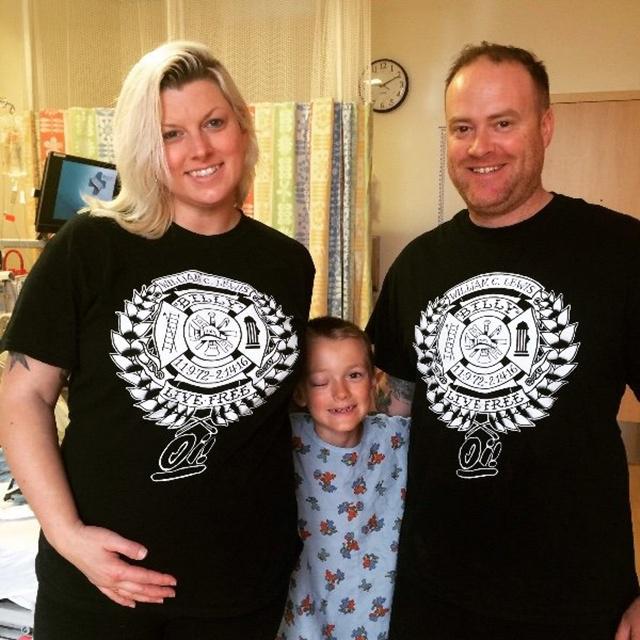 Vinny bersama orang tua saat ia menjalani perawatan akibat kanker | Photo: Copyright metro.co.uk