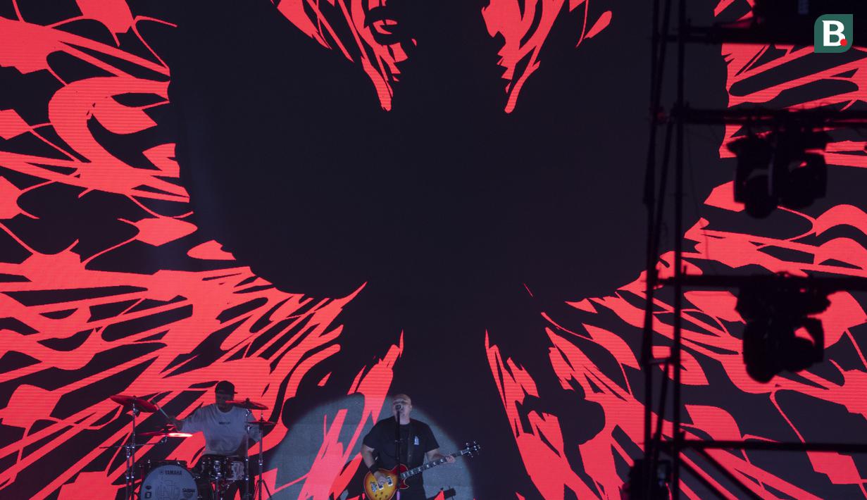 Penampilan gup band Netral pada upacara penutupan Asian Para Games di Stadion Madya Senayan, Jakarta, Sabtu (13/10).(Bola.com/Vitalis Yogi Trisna)