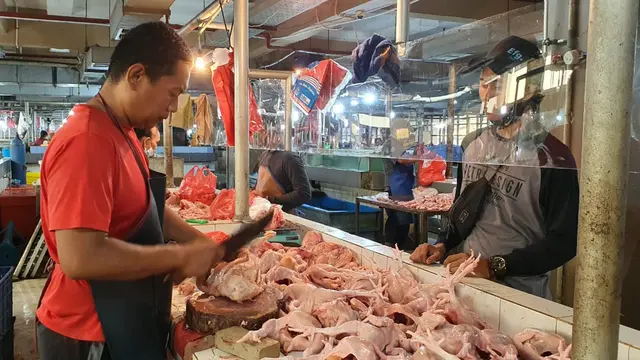 Pedagang ayam melayani pembeli untuk kebutuhan konsumsi di Pasar Cisalak, Kecamatan Cimanggis, Kota Depok.