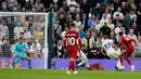 Liverpool secara luar biasa mampu menyamakan skor di injury time babak pertama. Sundulan bek Virgil Van Dijk mampu diselesaikan dengan baik oleh Gakpo. Skor 1-1 bertahan sampai jeda. (AP Photo/Alberto Pezzali)