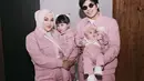 Pasangan Atta Halilintar dan Aurel Hermansyah sendiri tampil kompak dengan outfit kembar; jaket dengan empat kantong bernuansa pink yang lembut. Mana potret keluarga yang jadi favoritmu, Sahabat FIMELA? [Foto: Instagram/attahalilintar]