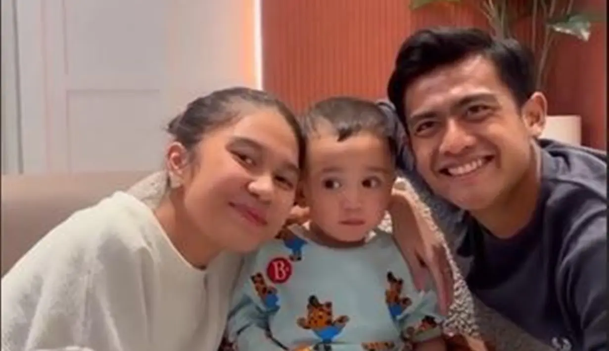 Azizah Salsha dan Pratama Arhan baru-baru ini menjenguk Rayyanza, anak Raffi Ahmad dan Nagita Slavina. Keduanya tampak sumringah bisa bertemu dengan Cipung. Tak mau ketinggalan momen, Azizah dan Arhan abadikan kebersamaan dengan berfoto bareng Cipung. (Liputan6.com/TikTok/asupanmu)