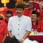 I Wayan Koster (kiri) dan Tjokorda Oka Arthadan saat diperkenalkan usai ditetapkan di Jakarta, Sabtu (11/11). PDIP mengusung I Wayan Koster dan Tjokorda Oka Arthadan di Pilgub Bali 2018. (Liputan6.com/Helmi Fithriansyah)