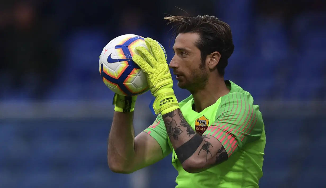 Antonio Mirante merupakan kiper veteran Italia dengan segudang pengalaman meski namanya tak sebesar Gianluigi Buffon. Di sepanjang kariernya, ia hanya berkarier di klub Serie A, yaitu Juventus, AS Roma, dan kini AC Milan. Pria 38 tahun tersebut diplot sebagai kiper ketiga Rossoneri usai kinerja Mike Maignan dan Ciprian Tatarusanu tampil gemilang. (AFP/Miguel Medina)