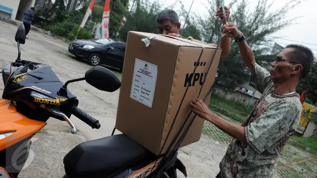 20151208-Begini Pendistribusian Kotak Suara Pilkada Serentak 2015 di Tangsel