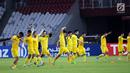 Pemain Song Lam Nghe An melakukan pemanasan saat latihan resmi jelang melawan Persija pada laga penyisihan grup H Piala AFC 2018 di Stadion GBK Jakarta, Selasa (13/3). Persija akan menjamu Song Lam Nghe An, Rabu (14/3). (Liputan6.com/Helmi Fithriansyah)