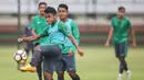 Bek Timnas Indonesia U-22, Osvaldo Haay, menendang bola saat latihan di Lapangan SPH Karawaci, Banten, Jumat (11/8/2017). Ini merupakan latihan terakhir sebelum berangkat ke Malaysia. (Bola.com/Vitalis Yogi Trisna)