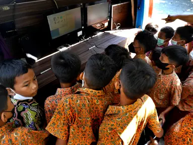 Siswa SDN Kemirimuka 2 Depok menggunakan internet sehat pada Operator Mobile Community Acces Point (M-CAP) di  Depok, Jawa Barat, Kamis (28/7/2022). Sosialisasi yang dilakukan Dinas Komunikasi dan Informatika (Diskominfo) itu dalam rangka pengenalan perangkat komputer, pemakaian program aplikasi microsoft word dan mencari Informasi menggunakan internet sehat untuk belajar. (merdeka.com/Arie Basuki)
