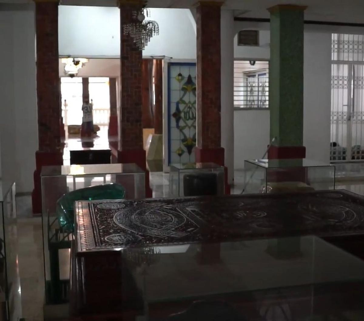 Keindahan masjid juga semakin tampak dari banyaknya ornamen ukiran kayu jati yang didatangkan dari Jepara.<br><br>Foto: Youtube Jalan Plesiran