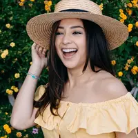 Tampil dengan simple dress, wanita yang baru saja melahirkan anak pertamanya itu kerap mencuri perhatian. Pasalnya, Nikita Willy terlihat begitu anggun dengan simple dress berwarna kuning. Ditambah penampilannya makin stylish dengan topi.(Liputan6.com/IG/@nikitawillyofficial94)