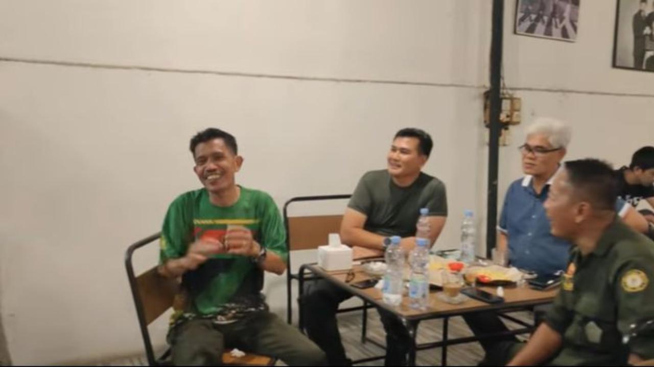Santai Sambil Menikmati Kopi di Cafe, Mayjen Kunto Terhibur Pengamen Bawakan Lagu Nike Ardilla 'Senyum dong Jangan Sedih