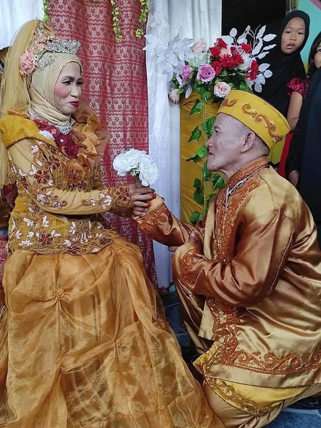 Viral Pernikahan Lansia Berusia 60 Tahun, Ini 6 Potretnya Tunjukkan Rasa Bahagia
