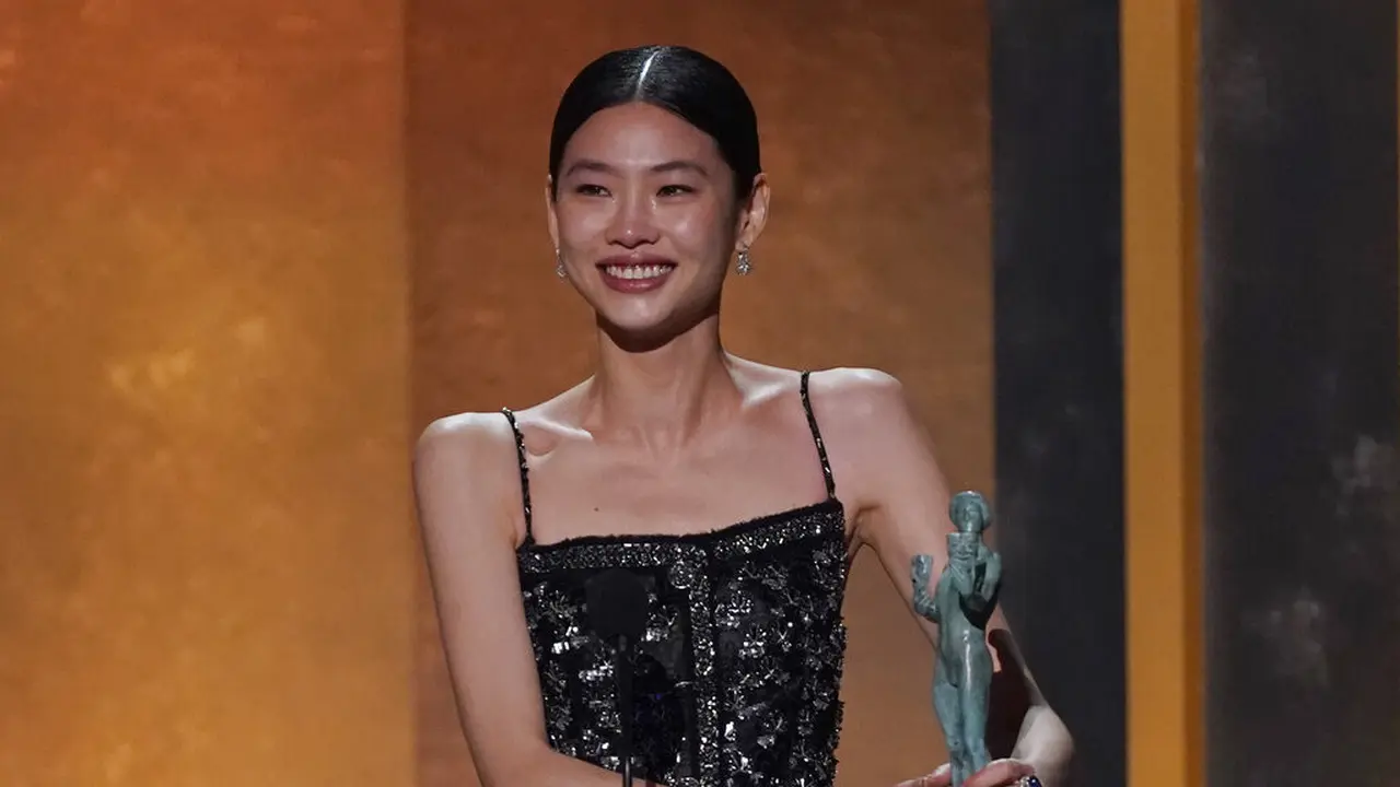 BIntang Squid Game Jung Ho Yeon menerima piala SAG Award. (AP Photo/Chris Pizzello)