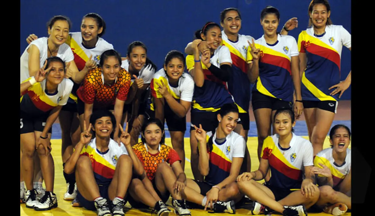 Jelang perhelatan Pertamina Proliga 2015, tim putri Jakarta Electric PLN berlatih di Aula P3B PLN Cinere, Depok, Kamis (28/1/2015). Sejumlah pemain berfoto bersama usai berlatih. (Liputan6.com/Helmi Fithriansyah)