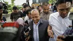 Sekjen Kemendes PDTT, Anwar Sanusi menghindari awak media usai diperiksa penyidik di Gedung KPK, Jakarta, Senin (5/6). Sekjen Kemendes enggan banyak bicara terkait duit saweran dirjen di kementeriannya terkait suap opini WTP. (Liputan6.com/Faizal Fanani)