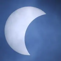 Fenomena gerhana matahari parsial terlihat di langit kota Manila, Filipina, Rabu (9/3/2016). Selain Indonesia, fenomena  gerhana matahari juga melintasi beberapa negara meski tak sepenuhnya total. (REUTERS/Romeo Ranoco)