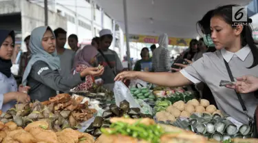 Warga berburu makanan dan minuman untuk berbuka puasa atau takjil di kawasan Bendungan Hilir, Jakarta, Kamis (17/5). Kawasan Bendungan Hilir atau Benhil menjadi tempat warga berburu takjil setiap Ramadan. (Merdeka.com/Iqbal Nugroho)