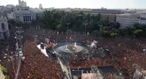 Ribuan warga Spanyol memadati Cibeles Square saat perayaang kemenangan Euro 2024 di Madrid, Spanyol, Senin (15/07/2024) waktu setempat. (AP Photo/Andrea Comas)