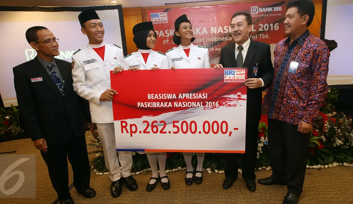 Direktur Human Capital dan Asset Management BRI, Randi Anto (kedua kanan) secara simbolis menyerahkan Beasiswa Apresiasi Paskibraka Nasional 2016 di Gedung BRI, Jakarta (18/08).  Bank BRI memberikan Beasiswa senilai Rp.262.500.000,- (Liputan6.com)